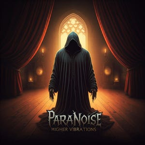 Può includere: Una figura incappucciata si trova in una stanza scarsamente illuminata con tende rosse e una grande finestra dietro di lei. La figura indossa una lunga veste scura e ha le mani distese. Il testo "PARANOISE HIGHER VIBRATIONS" è stampato sotto la figura.