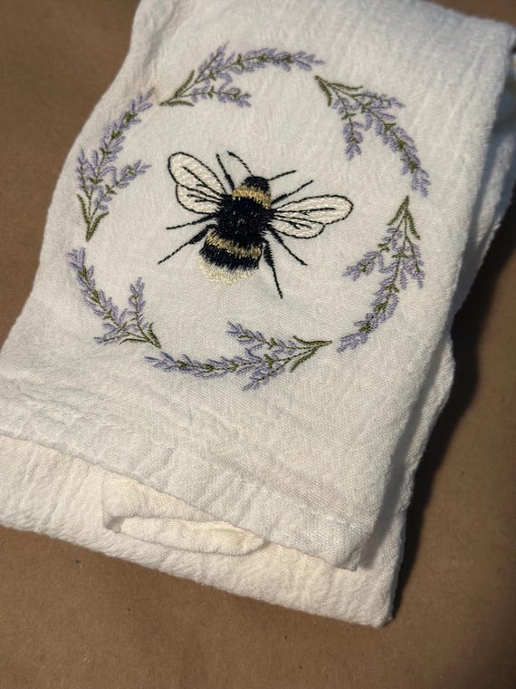 Botanical Bee Tea Towel – Lavender Wreath Design for Kitchen or Gift