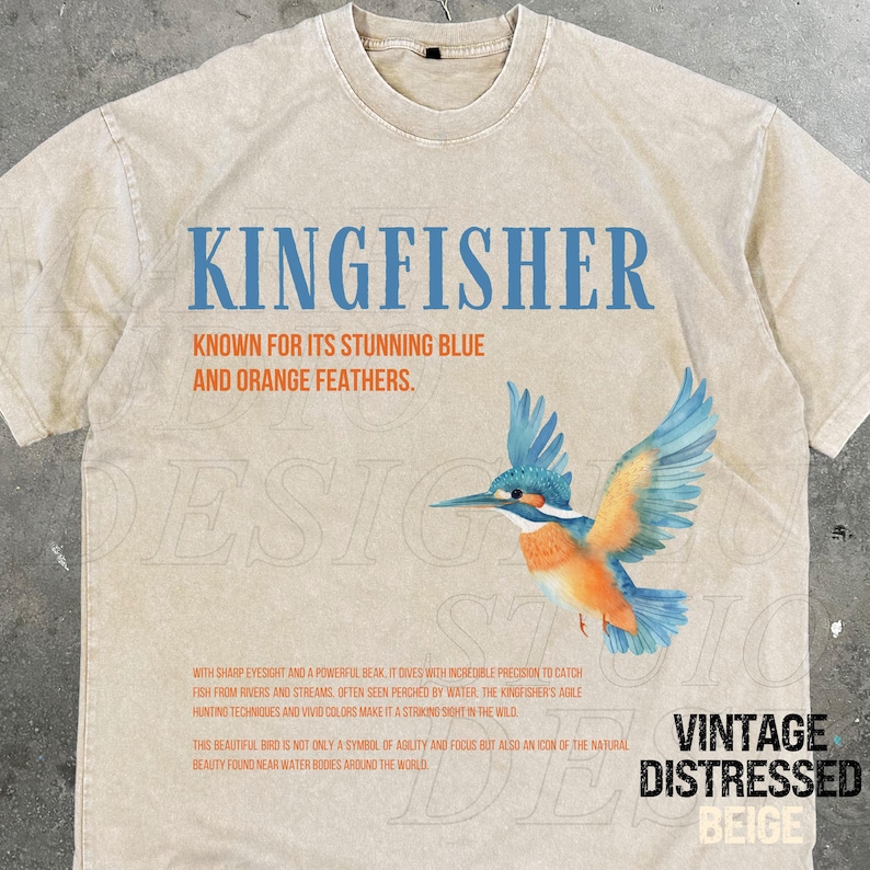 Puede incluir: Camiseta beige con un aspecto vintage desgastado que presenta un gr&aacute;fico de un mart&iacute;n pescador con plumas azules y naranjas. El texto "KINGFISHER" est&aacute; impreso en azul sobre el p&aacute;jaro. El texto "KNOWN FOR ITS STUNNING BLUE AND ORANGE FEATHERS." est&aacute; impreso en negro debajo del p&aacute;jaro. El texto "VINTAGE DISTRESSED BEIGE" est&aacute; impreso en negro en la esquina inferior derecha de la camiseta.