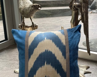 Coussin ikat en soie luxueux fabriqué à la main