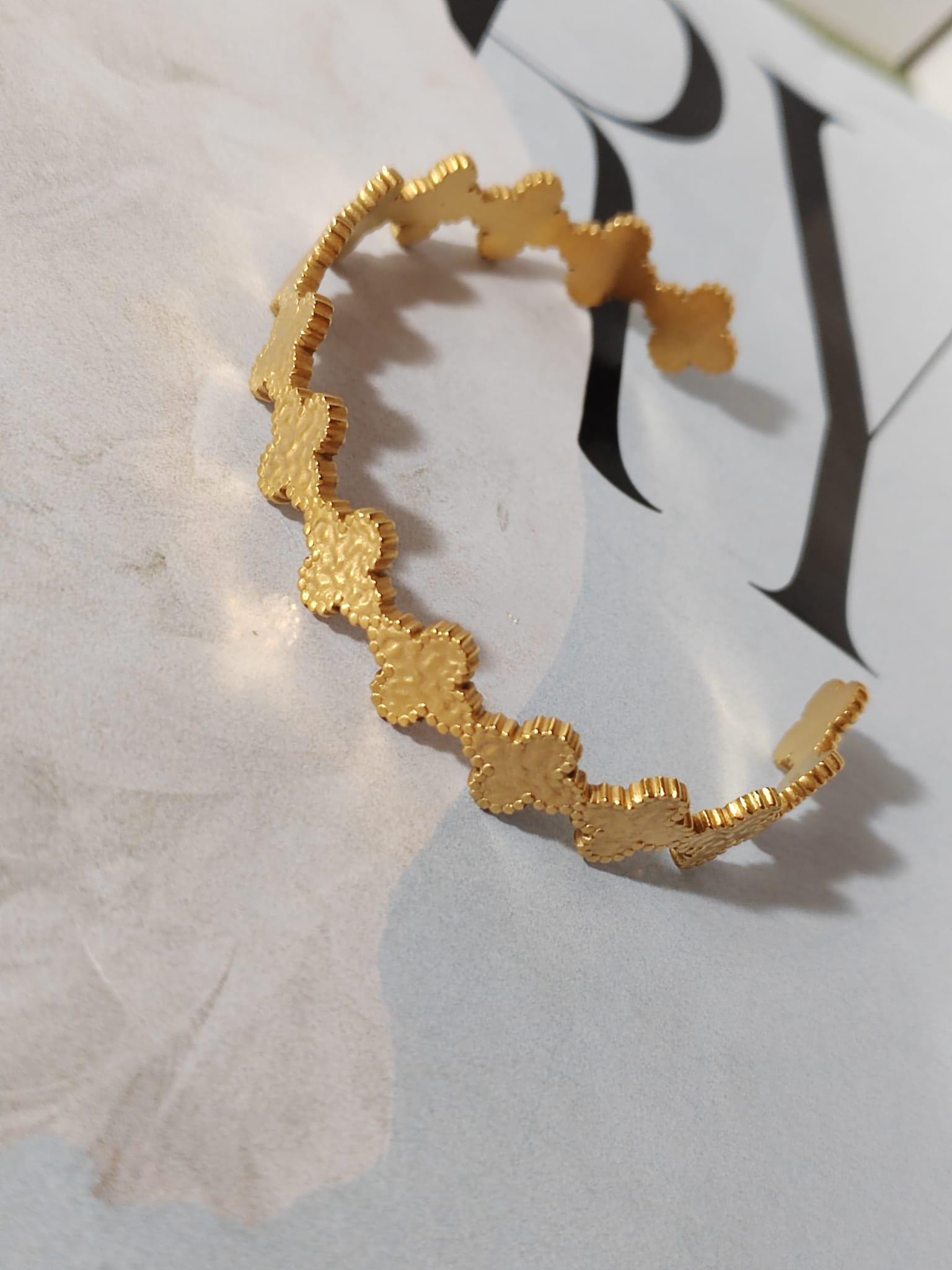 Bracciale Rigido In Acciaio Inox Con Zirconi – Placcato Oro – Gioiello Trifoglio Per Donna – Chiusura Nascosta - 3