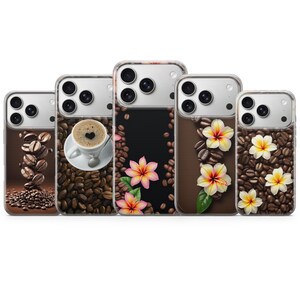 Può includere: Cinque cover trasparenti per smartphone con motivi a tema caffè. I design includono chicchi di caffè tostati sparsi, una tazza di caffè bianca con schiuma a forma di cuore e vivaci fiori tropicali di plumeria rosa e bianchi.