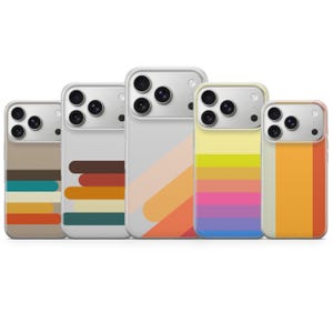 Op de afbeelding: Vijf doorzichtige smartphonehoesjes met verschillende grafische ontwerpen. De hoesjes hebben diverse patronen, waaronder horizontale strepen, diagonale lijnen en verticale kleurblokken in tinten bruin, teal, oranje, geel, roze en blauw.