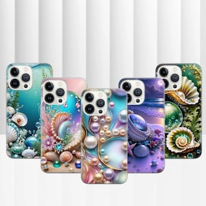Può includere: Una collezione di cinque custodie per telefono con design a tema oceanico. Ogni custodia presenta un design unico con conchiglie, perle ed elementi acquatici in colori vivaci come turchese, rosa, viola e oro. Le custodie sono disposte in fila.