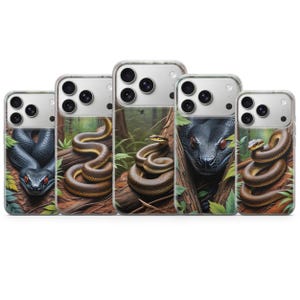 Op de afbeelding: Vijf doorzichtige telefoonhoesjes met diverse slangenontwerpen in een bosrijke omgeving. Elk hoesje toont een hoge resolutie print van een slang op boomschors omringd door groen gebladerte, met uitsparingen voor de cameralenzen en flitser.