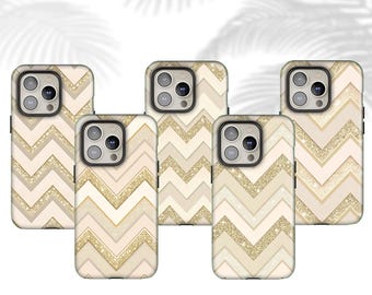 Puede incluir: Cinco fundas para teléfono con un patrón de chevrón en tonos beige, crema y purpurina dorada. Las fundas tienen un acabado brillante y están dispuestas en grupo. El fondo muestra una sombra de hojas de palmera.