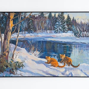 Peut inclure: Deux chatons tabby orange jouant dans la neige près d'un lac gelé. Le lac est entouré d'arbres et la neige est blanche et moelleuse.