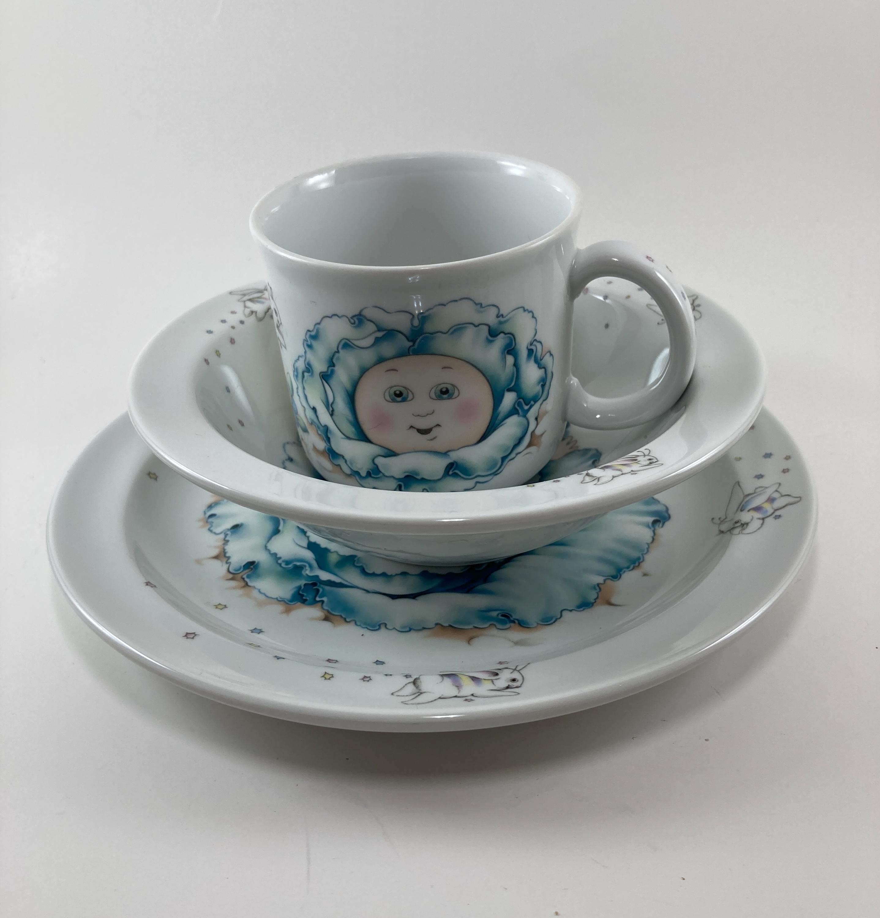 Lot 48 - A ROYAL WORCESTER FINE BONE CHINA CABINET