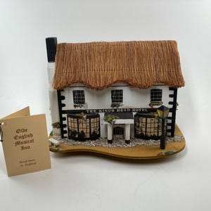 Olde English Musical Inn Music Box, King&#39;s Head Hotel Musical Jewelry Box, Signed Pauline Ralph, Small Repair Needed