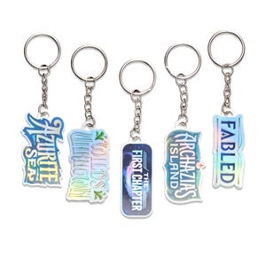 Może przedstawiać: Zestaw trzech ceramicznych kubków z nakrapianym, matowym wykończeniem. Kubki są w odcieniach kremu, jasnoszarym i ciemnoszarym. Każdy kubek ma prosty, minimalistyczny design i zaokrąglony uchwyt. Kubki są ułożone jeden na drugim.