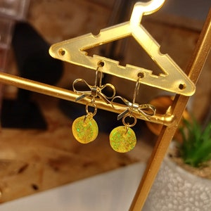 Boucles d'oreilles nœud jaune pailleté