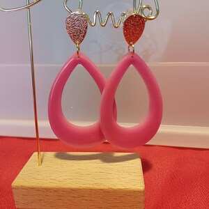 Boucles d'oreilles pendantes goutte rose irisé