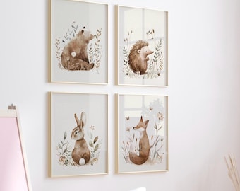 Könnte beinhalten: Set aus vier gerahmten Aquarell-Illustrationen mit Waldtieren. Die Illustrationen zeigen einen Bären, einen Igel, ein Kaninchen und einen Fuchs, die jeweils von Blättern und Blumen umgeben sind.