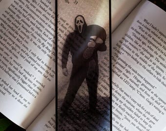 Marcapáginas transparente de terror: accesorio de lectura gótico con diseño de asesino enmascarado.