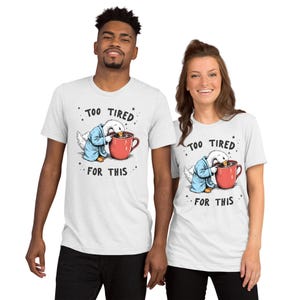 Peut inclure: Une tasse en céramique blanche avec une anse noire et le texte "But First, Coffee" en noir gras. La tasse est posée sur une surface blanche. La tasse mesure environ 10 cm de haut.