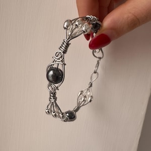 Bracelet jonc en spirale fabriqué à la main - Bracelet gothique unique en fil d&#39;argent avec hématite