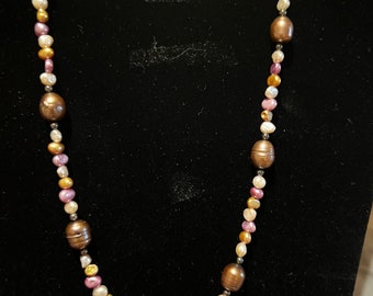 Pearl necklace multicolored