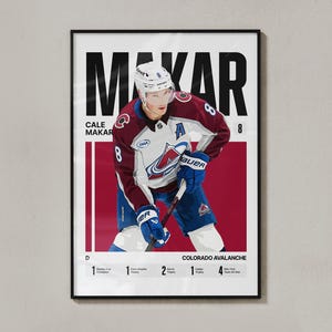 Könnte beinhalten: Ein gerahmtes Sportposter mit einer Illustration des Eishockeyspielers Cale Makar im Trikot der Colorado Avalanche. Der Text lautet MAKAR, CALE MAKAR, 8, COLORADO AVALANCHE und listet unten verschiedene Trophäen in Schwarz und Weiß auf.