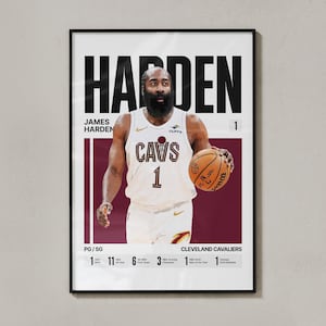 Puede incluir: Póster enmarcado de James Harden con la camiseta de los Cleveland Cavaliers, sosteniendo un balón de baloncesto. El póster muestra "HARDEN" en la parte superior, con "JAMES HARDEN" debajo. También se incluyen estadísticas e información del equipo.