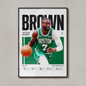 Puede incluir: Póster enmarcado con Jaylen Brown de los Boston Celtics. La imagen muestra a Brown con su camiseta verde de los Celtics, sosteniendo un balón de baloncesto. El póster incluye la palabra "BROWN" en letras grandes, su nombre, el logo del equipo y estadísticas.