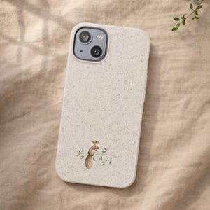Op de afbeelding: Beige telefoonhoesje met een gespikkelde textuur en een aquarel illustratie van een eekhoorn op een tak. De hoes is ontworpen voor een smartphone en heeft uitsparingen voor de camera en knoppen.