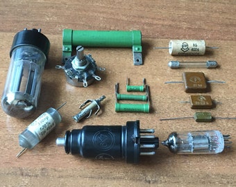 Jaren 1950. Groot lot vintage radio-onderdelen - weerstanden, variabele condensatoren, zekering, vacuümbuis USSR, set van 15 stuks.