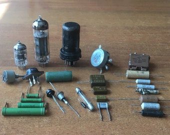 60 年代。ビンテージ ラジオ部品、トランジスタ、ダイオード、抵抗器、可変コンデンサー、ヒューズ、真空管、ソ連製 27 個セット。