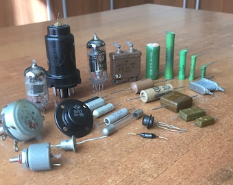 26 stuks Radio-onderdelen jaren 60. Vintage transistors, diodes, weerstanden Variabele condensatoren, zekering, vacuümbuis USSR