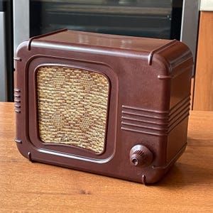 1957 Rare Bakelite radio, vintage loudspeaker, receiver