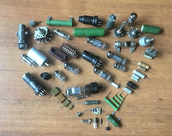 Jaren 60. Vintage radio-onderdelen, transistors, diodes, weerstanden Variabele condensatoren, zekering, vacuümbuis USSR Set van 55 stuks.