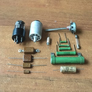 Década de 1950. Piezas de radio antiguas: resistencias, condensadores variables, fusibles, tubos de vacío, URSS, juego de 15 piezas.