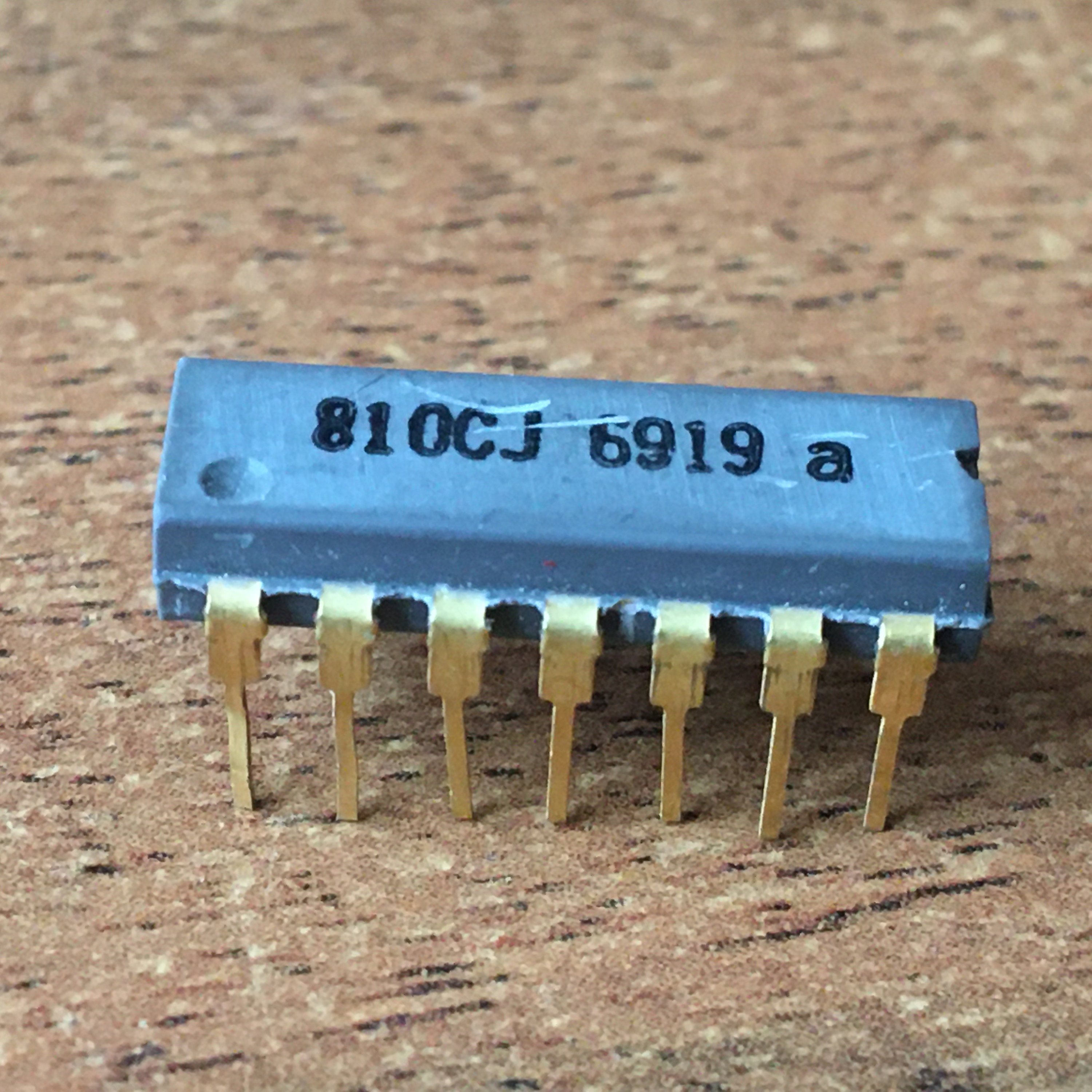 1969 RARE Integrated Circuit Vintage Gold 14-pin Digital Microcircuit ...