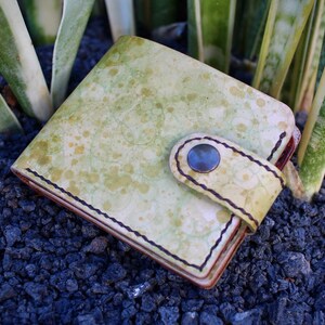 Cartera de cuero hecha a mano con monedero exterior – Piel tintada en tonos verdes, diseño exclusivo y funcional