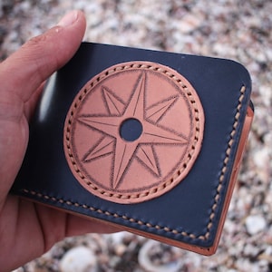 Cartera Bifold de Cuero Hecha a Mano con Parche Rosa de los Vientos - Diseño Único y Exclusivo