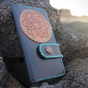 Cartera de Cuero Azul Noche Hecha a Mano con Parche de Flor Labrada – Diseño Exclusivo y Artesanal
