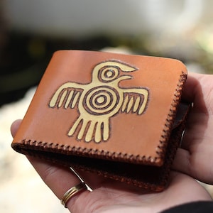 Cartera Bifold de Cuero Hecha a Mano con Águila Azteca Dorada – Diseño Artesanal Único y Exclusivo