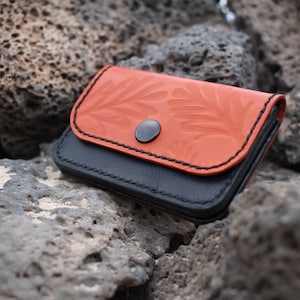Cartera de Cuero Hecha a Mano con Monedero con Cremallera y Diseño de Prensa Botánica - Color Naranja y Negro, Exclusiva y Única