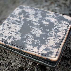 Cartera Bifold Artesanal de Cuero Tintada a Mano con Salpicaduras Negras - Cartera de Piel Única Hecha a Mano