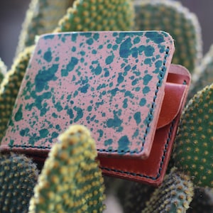 Cartera Bifold de Cuero Artesanal Tintada a Mano con Salpicaduras Verdes - Hecha a Mano y Cosida con Hilo Encerado