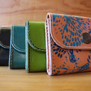 Portafoglio e porta carte in pelle fatto a mano con chiusura a bottone – Design funzionale ed elegante