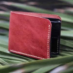 Cartera de Cuero Hecha a Mano Bifold en Color Cereza Clásica - Diseño Elegante y Duradero