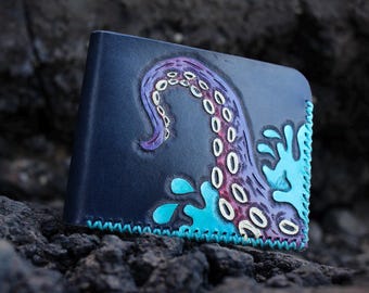 Cartera de Cuero Azul Hecha a Mano Bifold con Diseño de Tentáculo Repujado y Pintado
