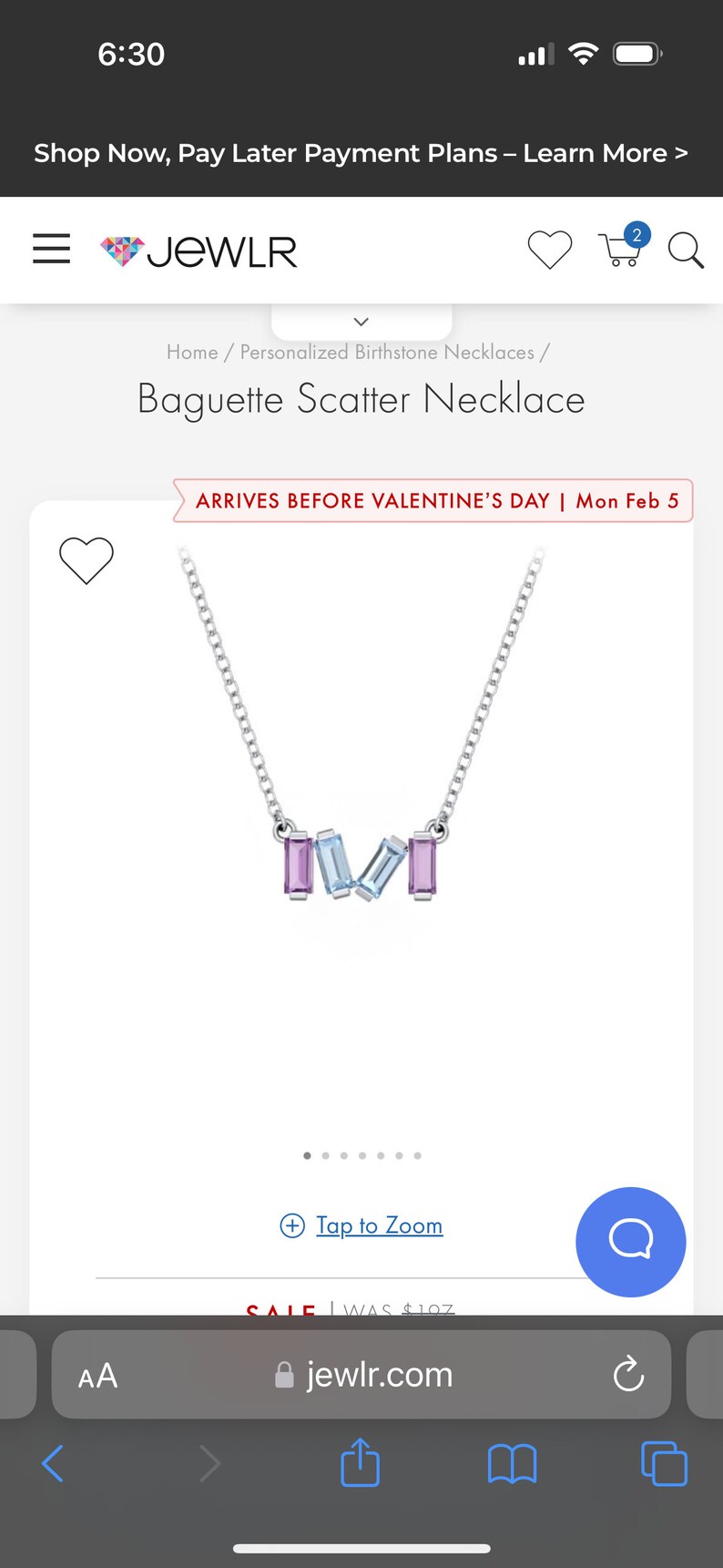 Op de afbeelding: Een zilveren ketting met een strooiing van lichtblauwe en paarse baguette-vormige edelstenen. De ketting wordt getoond op een witte achtergrond. Komt aan voor Valentijnsdag | Ma 5 feb.