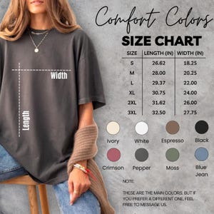 Puede incluir: Tabla de tallas para ropa Comfort Colors, con medidas en pulgadas para tallas S a 3XL. La tabla incluye dimensiones de largo y ancho. Las opciones de color incluyen Marfil, Blanco, Espresso, Negro, Carmes&iacute;, Pimienta, Musgo y Azul Jean.