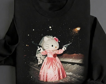 Könnte beinhalten: Schwarzes Sweatshirt mit einer Grafik von Hello Kitty in einem rosa Hochzeitskleid, Schleier und mit zwei Pistolen. Der Hintergrund zeigt eine verschneite Straßenszene mit einer Straßenlaterne.