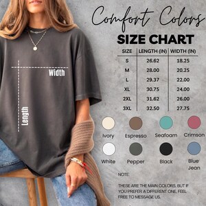 Pode incluir: Uma tabela de tamanhos para camisetas Comfort Colors, com medidas em polegadas. A tabela inclui tamanhos de S a 3XL, com dimens&otilde;es de comprimento e largura. As op&ccedil;&otilde;es de cores s&atilde;o: Marfim, Espresso, Seafoam, Crimson, Branco, Pimenta, Preto e Azul Jeans.