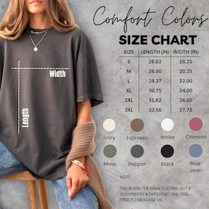 Op de afbeelding: Een maattabel voor Comfort Colors-kleding, met afmetingen in inches voor de maten S t/m 3XL. De tabel bevat lengte- en breedtematen. Kleuropties zijn Ivory, Espresso, White, Crimson, Moss, Pepper, Black en Blue Jean.