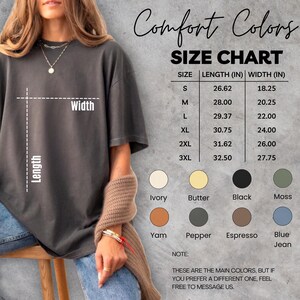 Puede incluir: Una tabla de tallas para camisetas Comfort Colors, con medidas en pulgadas para las tallas S a 3XL. La tabla incluye dimensiones de largo y ancho. Las muestras de color incluyen Ivory, Butter, Black, Moss, Yam, Pepper, Espresso y Blue Jean. El texto dice: "Estos son los colores principales, pero si prefieres uno diferente, no dudes en contactarnos."