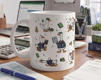 Könnte beinhalten: Ein weißer Keramikbecher mit einem wiederkehrenden Cartoon-Muster von Enten in Geschäftskleidung, die grüne Schirme tragen und Gegenstände wie Taschenrechner, Aktentaschen, Geldstapel und ein Dokument mit der Aufschrift TAX halten.