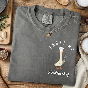 Funny Chef Goose Shirt – Trust Me I’m the Chef Tee, Cooking Lovers Gift, BBQ Grill Master Top, Foodie Humor Shirt, Mom & Dad Chef Present